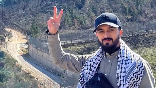 MahdieShadmani's tweet image. متاسفانه دولت فرانسه با هجوم به منزل شاهین حزامی خبرنگار ایرانی _فرانسه او را مقابل چشم همسر و فرزندانش وحشیانه بازداشت کرد.
یقینا این روزها، طنین فریاد زنده باد فلسطین درقلب اروپا را مدیون مجاهدت آزادمردانی همچون حزامی هستیم.او هم میتوانست به حکم مصلحت سکوت کند
صدای او باشیم