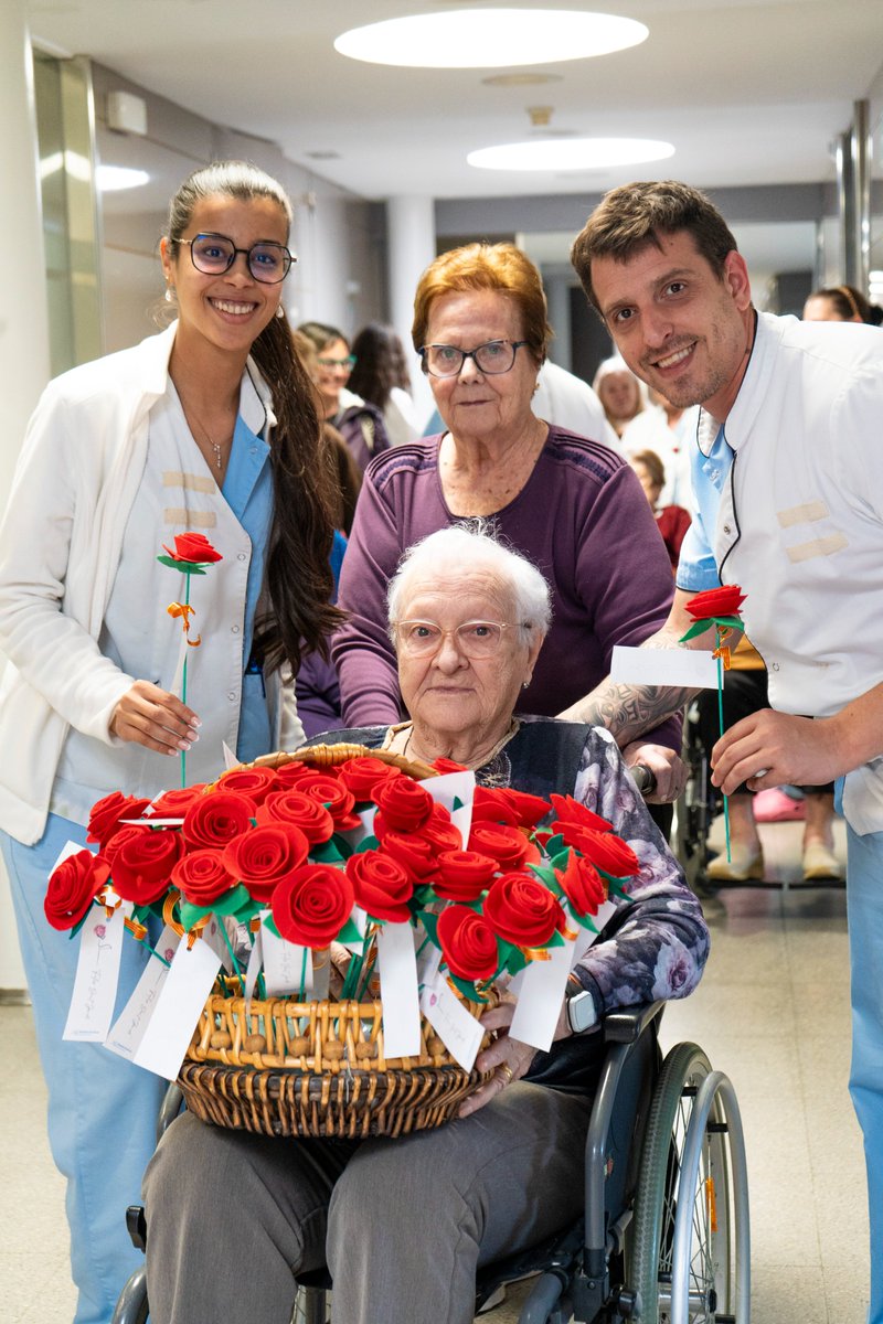 hmoradebre's tweet image. 🌹 Bona diada de Sant Jordi des de l’Hospital de Móra d’Ebre!
Avui, professionals i ciutadania han rebut roses fetes a mà com a mostra de cura i estima. Un petit gest que omple el centre de color, emoció i humanitat. 💫