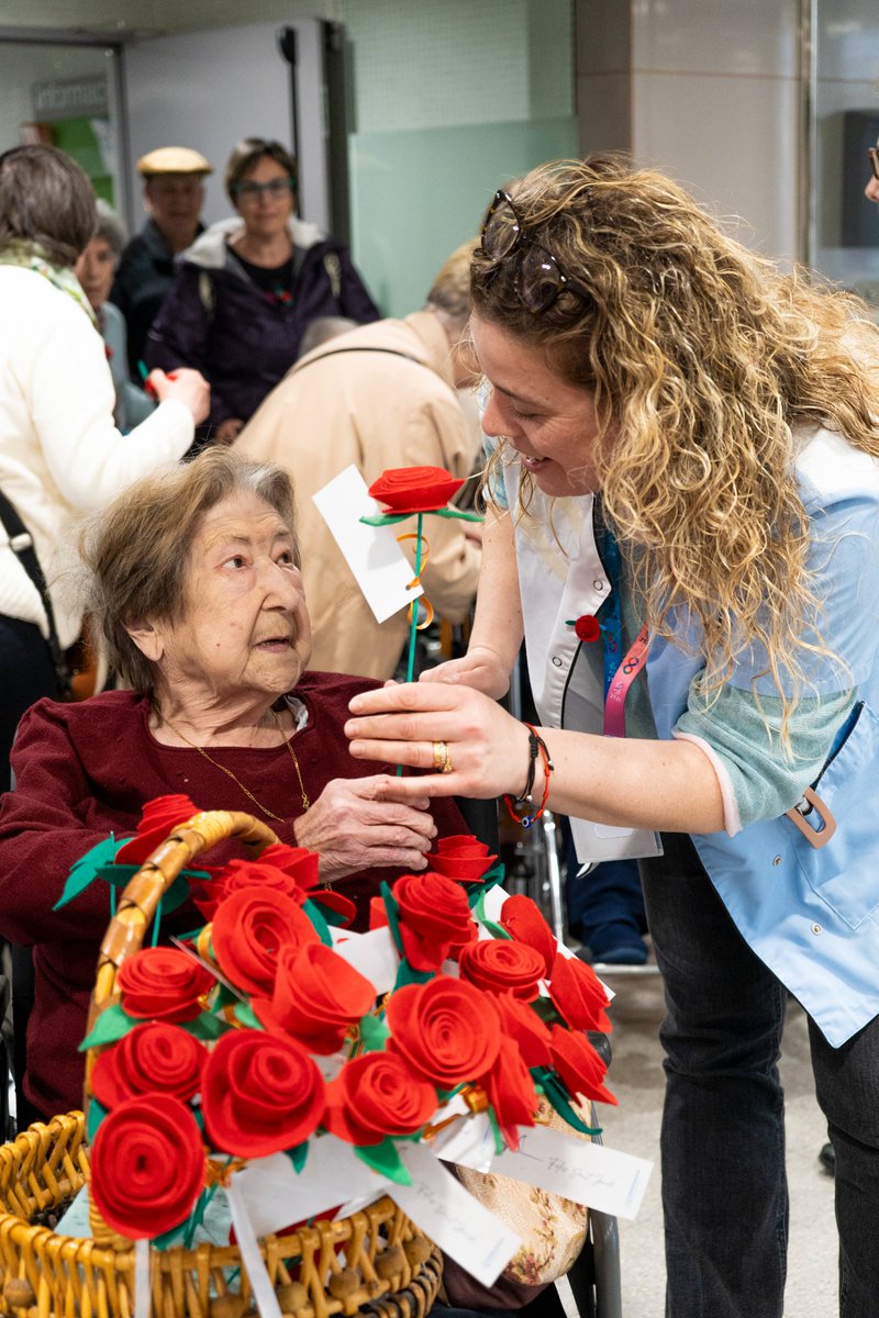 hmoradebre's tweet image. 🌹 Bona diada de Sant Jordi des de l’Hospital de Móra d’Ebre!
Avui, professionals i ciutadania han rebut roses fetes a mà com a mostra de cura i estima. Un petit gest que omple el centre de color, emoció i humanitat. 💫
