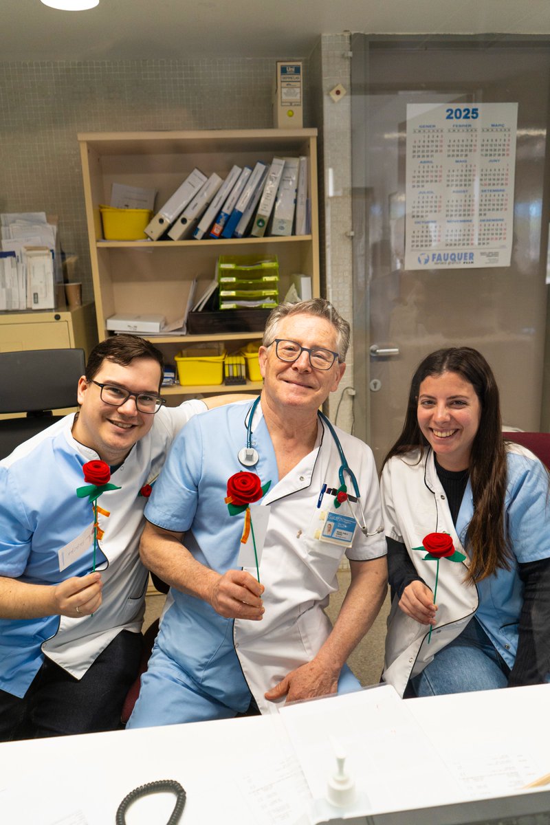 hmoradebre's tweet image. 🌹 Bona diada de Sant Jordi des de l’Hospital de Móra d’Ebre!
Avui, professionals i ciutadania han rebut roses fetes a mà com a mostra de cura i estima. Un petit gest que omple el centre de color, emoció i humanitat. 💫