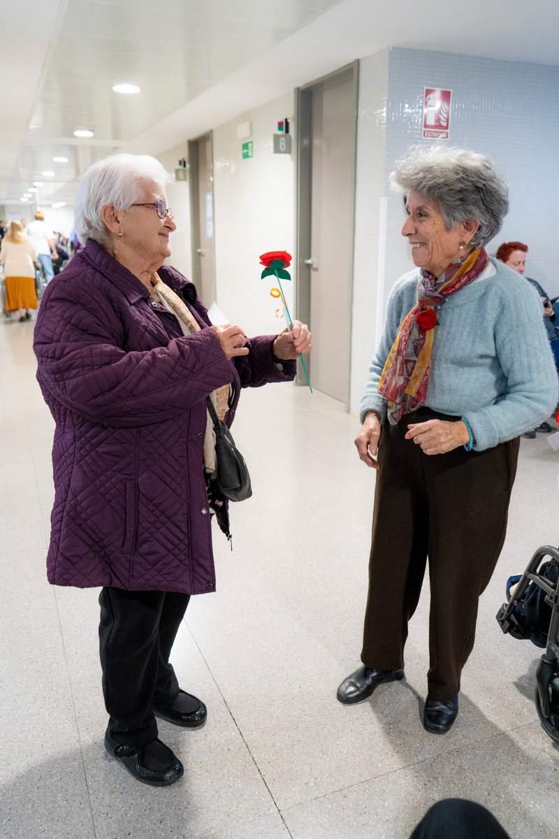 hmoradebre's tweet image. 🌹 Bona diada de Sant Jordi des de l’Hospital de Móra d’Ebre!
Avui, professionals i ciutadania han rebut roses fetes a mà com a mostra de cura i estima. Un petit gest que omple el centre de color, emoció i humanitat. 💫