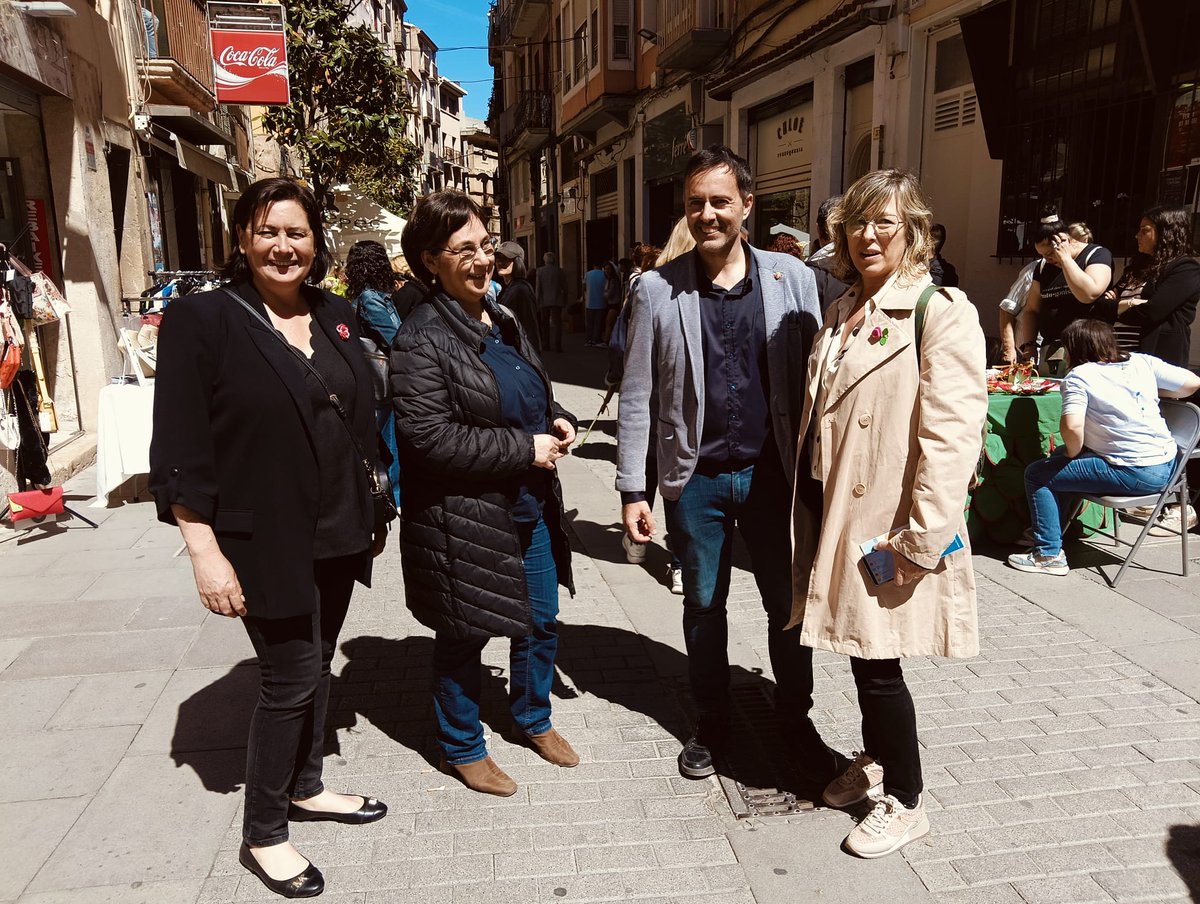 Molt ambient pels carrers de #Tortosa en una diada de #SantJordi amb moltes activitats i parades amb llibres i roses que omplen de cultura i vida la ciutat.