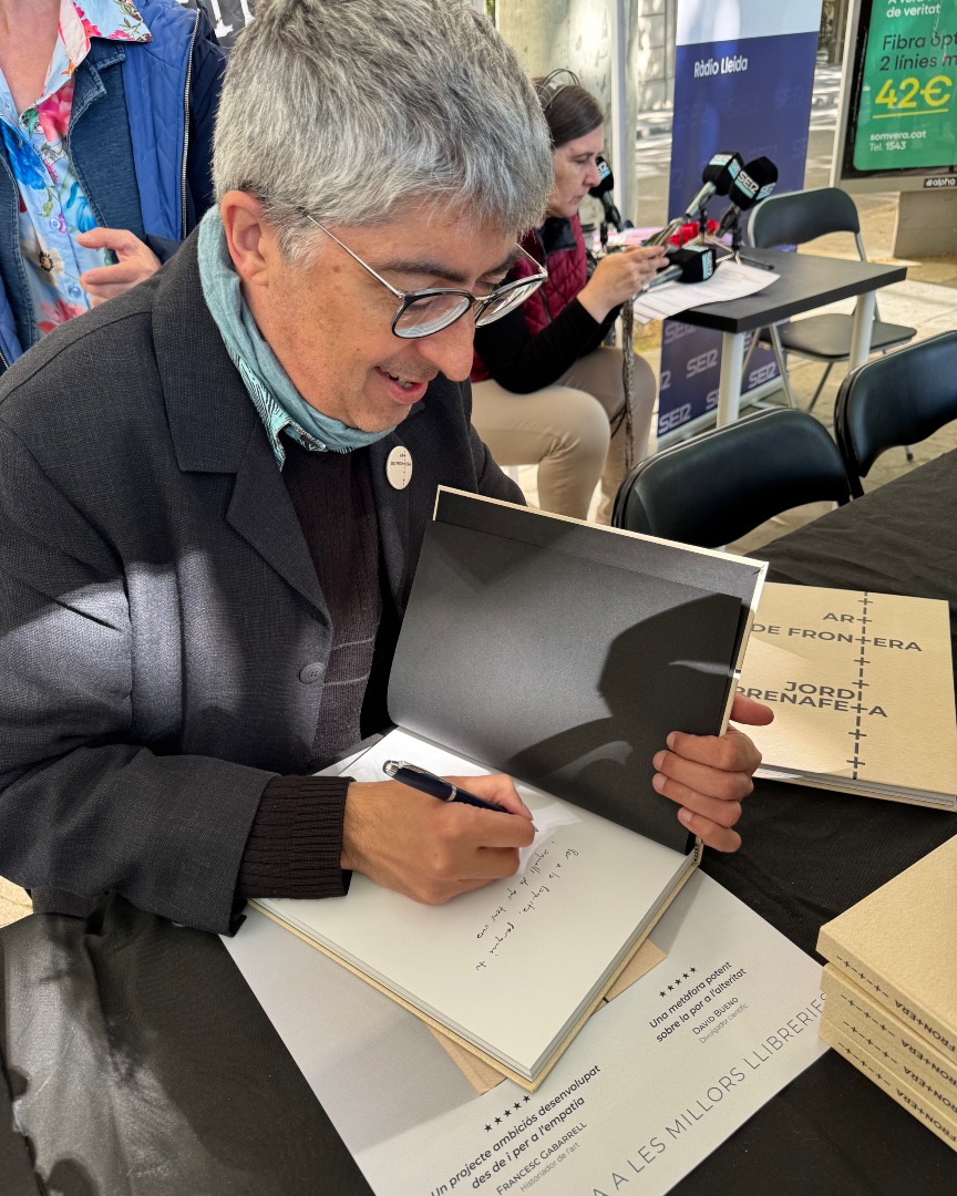 Signant exemplars d'ART DE FRONTERA, ara mateix a la parada de la llibreria La Irreductible.
#santjordi2025 #diadelllibre #llibres #lletrescatalanes #art #artsocial #poesia #poesiavisual #artdefrontera