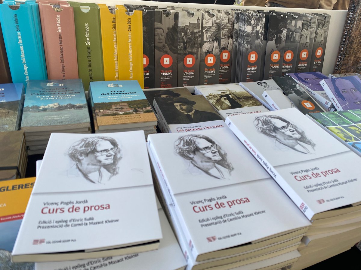 📕🐉🌹Som a la fira de llibres i roses de #SantJordi a #Girona. A la parada, hi podeu adquirir les últimes novetats editorials de la #DdGi i publicacions anteriors.

📸També hi trobareu la nova sèrie de punts de llibre d'#INSPAI, dedicada al fons fotogràfic del diari nord-català