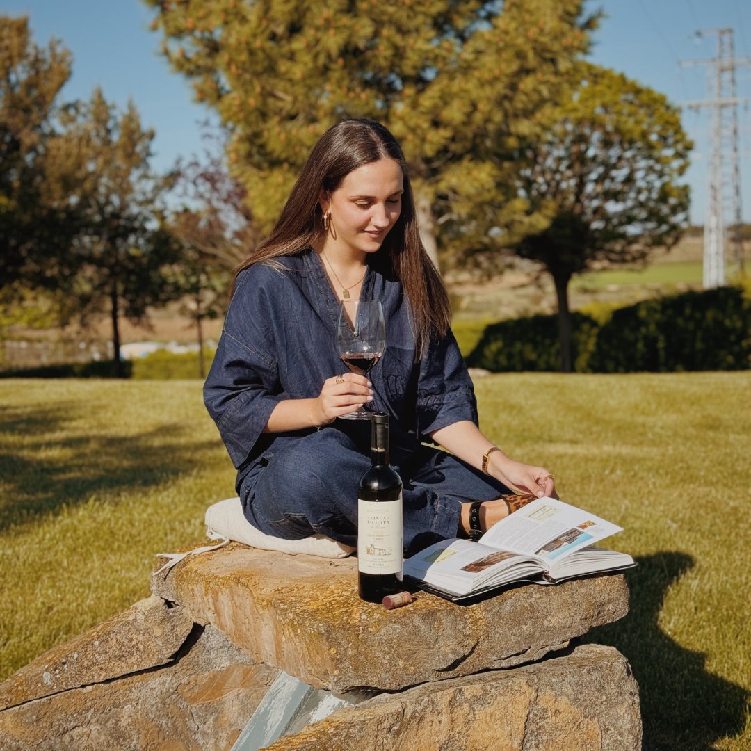 En Peciña, cualquier spot es perfecto para leer un libro.   Feliz día del libro para todos los amantes de este ratito📖🍷   

Sin olvidarnos, por supuesto, de felicitar Sant Jordi a todos los catalanes, brindemos por el amor y la literatura con un buen Peciña. 

 #diadellibro