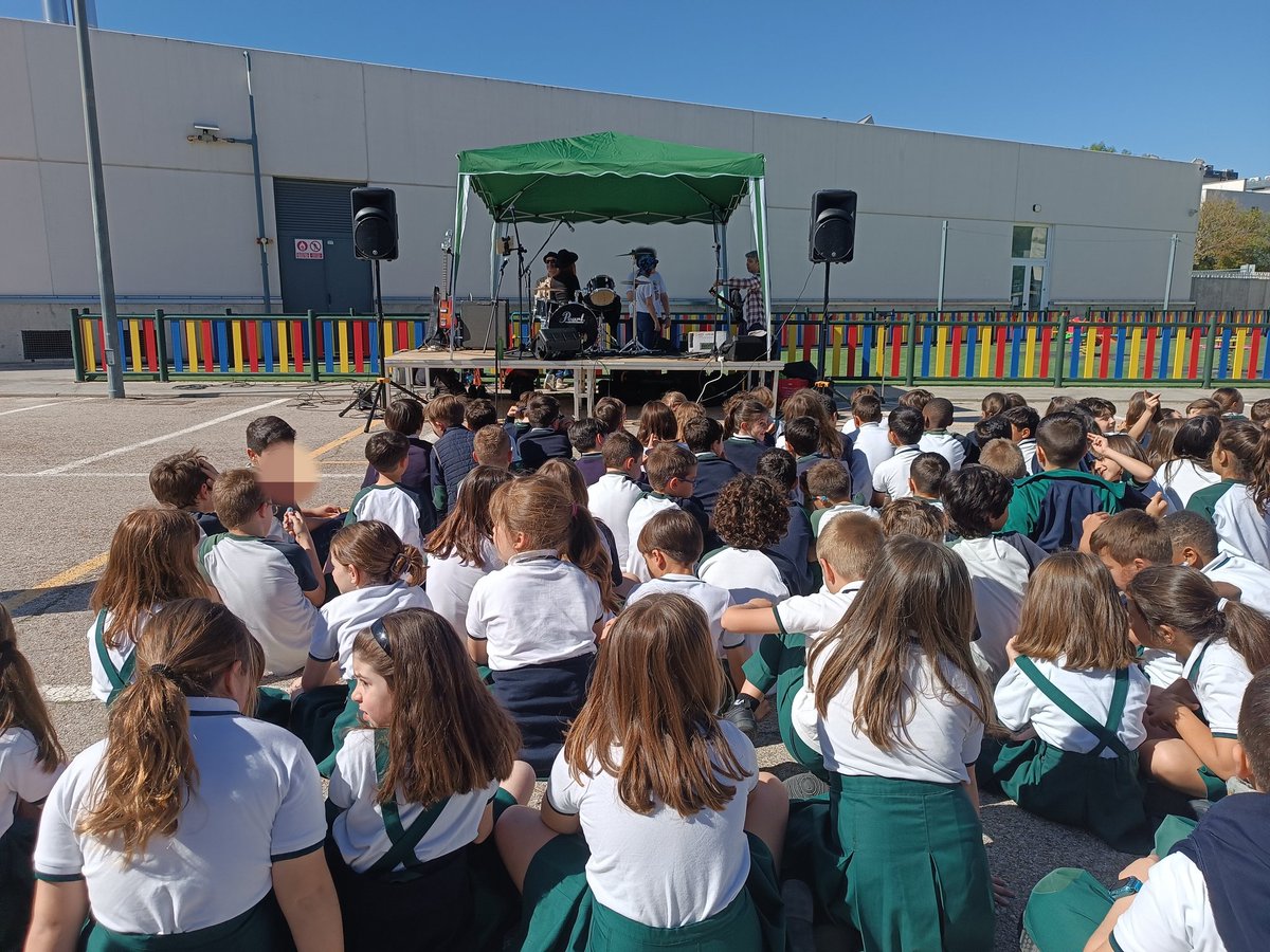Comienza el concierto!! Happy book's day! 📖 <a href="/HBSTORREJON/">Humanitas Torrejón</a>