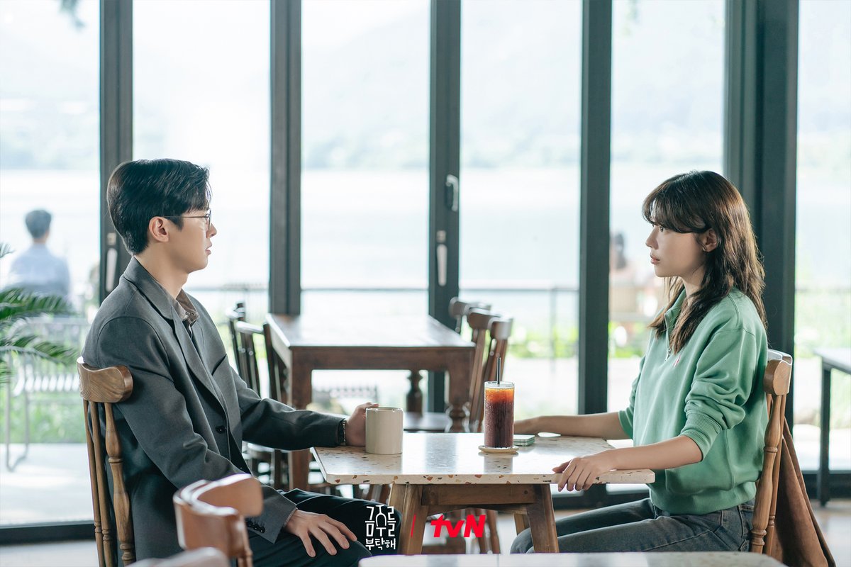CJnDrama's tweet photo. 보천마을을 밝히는 힐링 비주얼 한금주와 서의준 💖
두 사람이 술잔 대신 찻잔을 들게 된 사연은~?!

맨정신 사수 로맨스 <금주를 부탁해>
5/12 [월] 저녁 8:50 첫 방송 | tvN

#tvN #금주를부탁해 #SecondShotAtLove
#최수영 #공명 #김성령 #김상호 #조윤희
#같이달려tvN #스트리밍은TVING https://t.co/lM5c0uFIxT