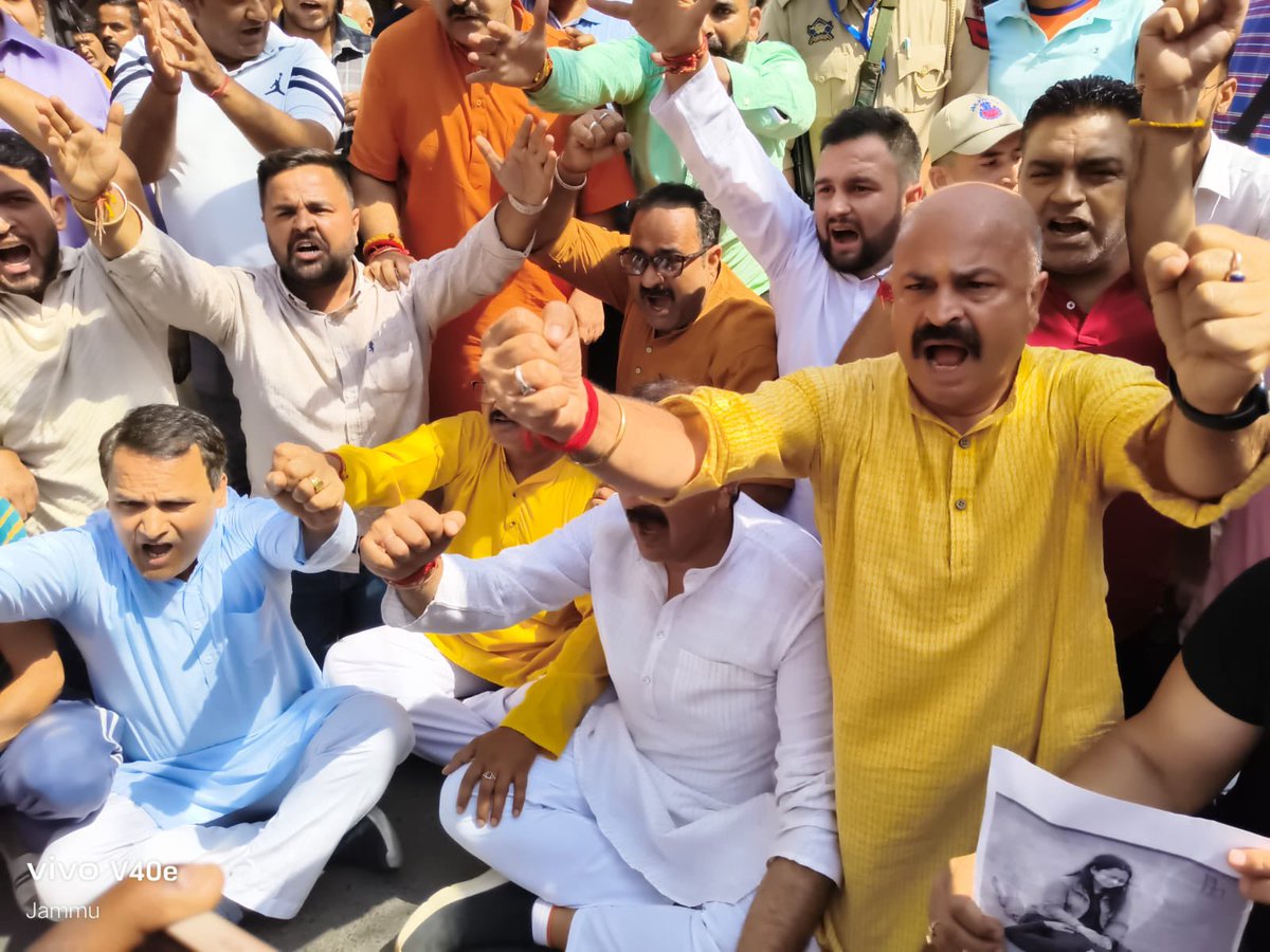 YudhvirSethiBJP's tweet photo. जिस हिंदू का खून ना खौले
खून नहीं वो पानी है
पाकिस्तान मुर्दाबाद..
#jammueastmlayudhvirsethi
#stoptargetkillings https://t.co/Tzy5YrOTRY