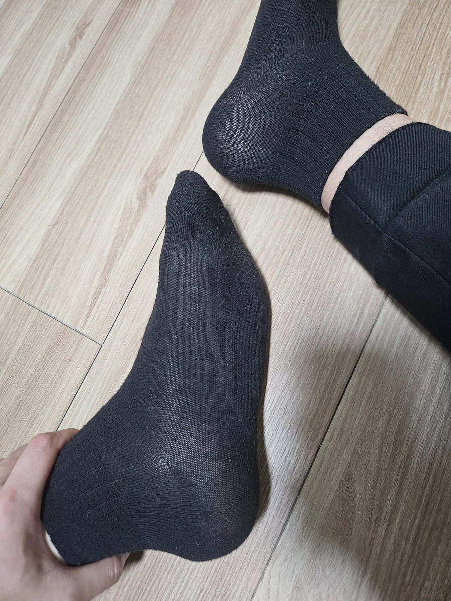 양말을 샀는데 존나 씨스루야 안에 속살이 다보여ㅡㅡ 내가 버리고 싶은 양말도 갖고싶어 안달나는 개새끼들이 있다는게 참 한심해~
#ㄱㅇ #풋돔 #게이돔 #핀돔 #malefoot 
#gayfoot #gayfeet #남자발 #남자골든 #풋섭 #게이