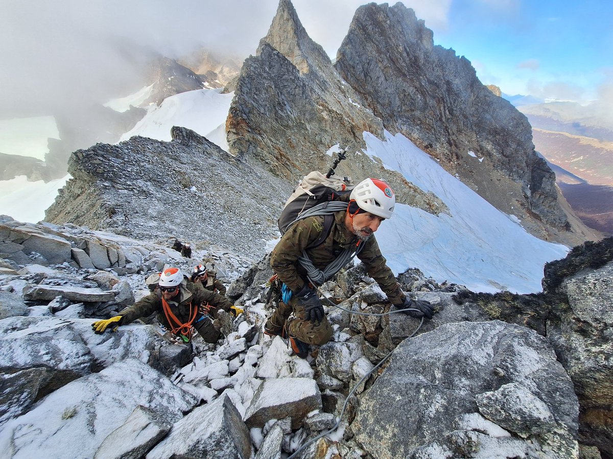 MADOC_ET's tweet photo. El Grupo Militar de Alta Montaña #GMAM #EMMOE_ET hace cumbre en el Cerro Svea en la cordillera Darwin en la patagonia chilena. Ruta técnica y expuesta, que sirve de preparación dentro de la expedición conjunta con el @Ejercito_Chile 🇨🇱en Tierra del Fuego.
#SomostuEjército🇪🇸 https://t.co/UhQ5HI8gfB
