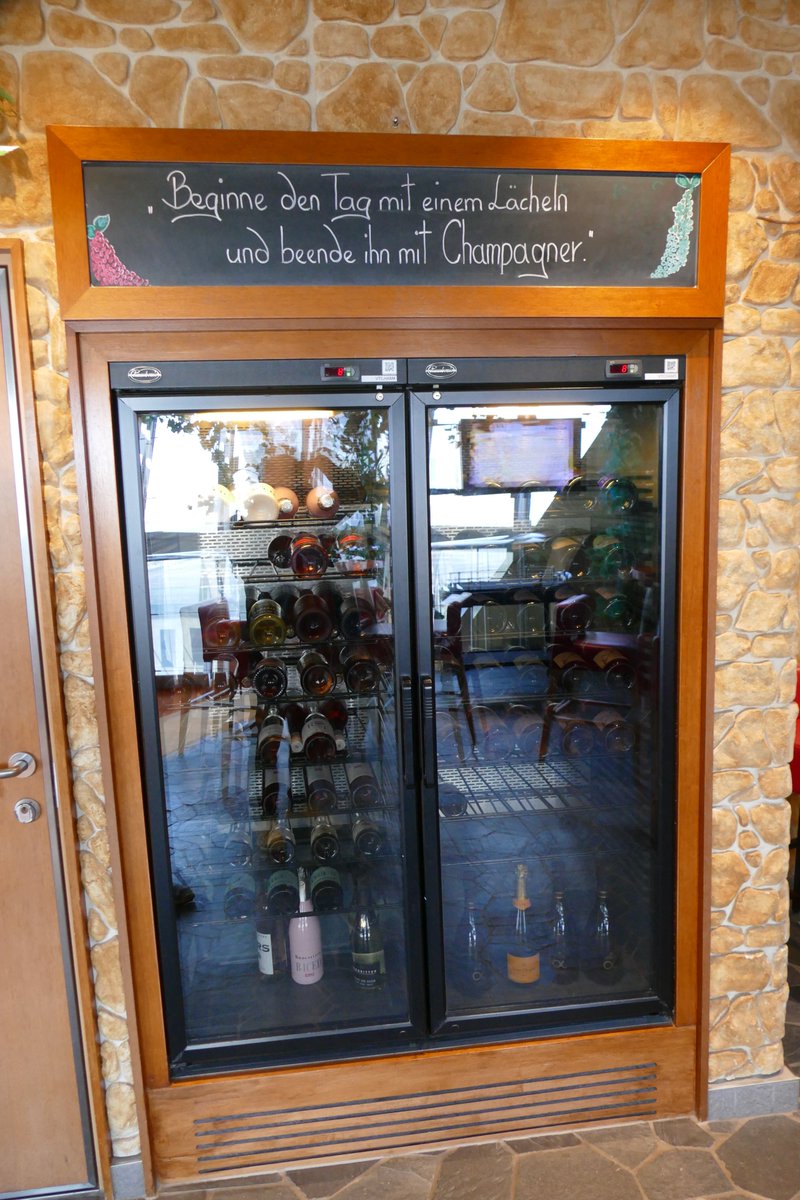 Vu hier matin à bord du paquebot Aïda Bella en escale à #Cherbourg, cette invitation à destination des passagers allemands du navire : "Commencez la journée avec le sourire et terminez-la avec du champagne" .
à noter la présence d'une bouteille de Veuve Cliquot dans la vitrine.