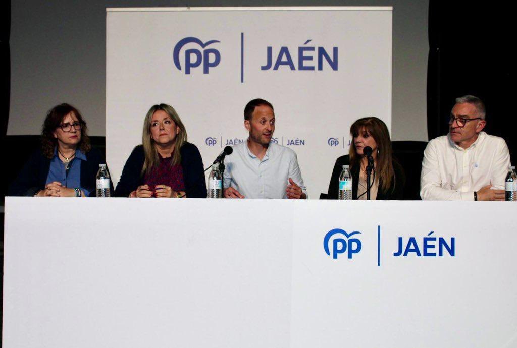 NNGGJaen's tweet photo. 📋 Ayer celebramos Junta Directiva Provincial del @ppjaen en el que nuestro Presidente @gperalesvidal hizo balance de las actividades de NNGG Jaén hasta la fecha. https://t.co/KuzwJOMwOj