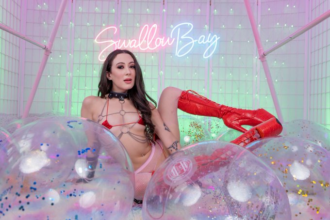 Watch Swallowbay's leaked NSFW photo on TwXstars