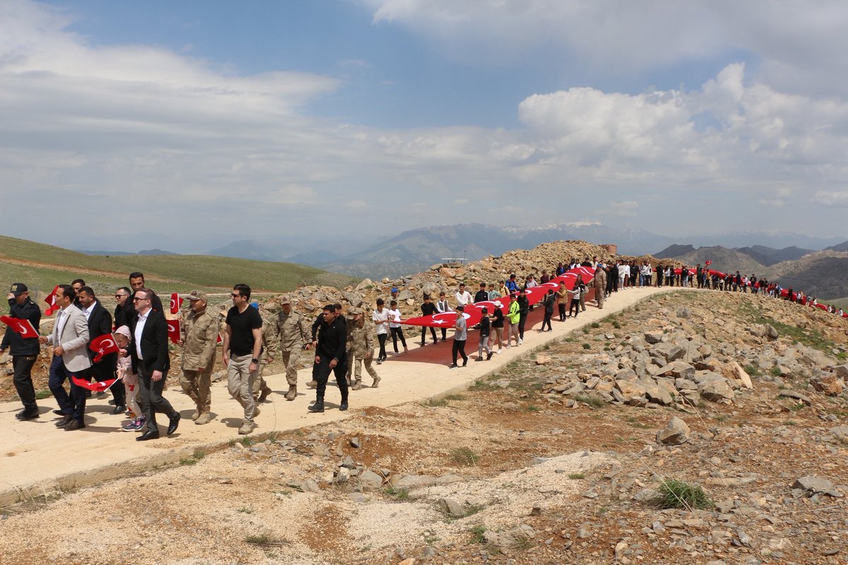Şırnak'ta 105 çocuk, Cudi Dağı zirvesine 105 metrelik Türk bayrağıyla yürüdü. 🇹🇷