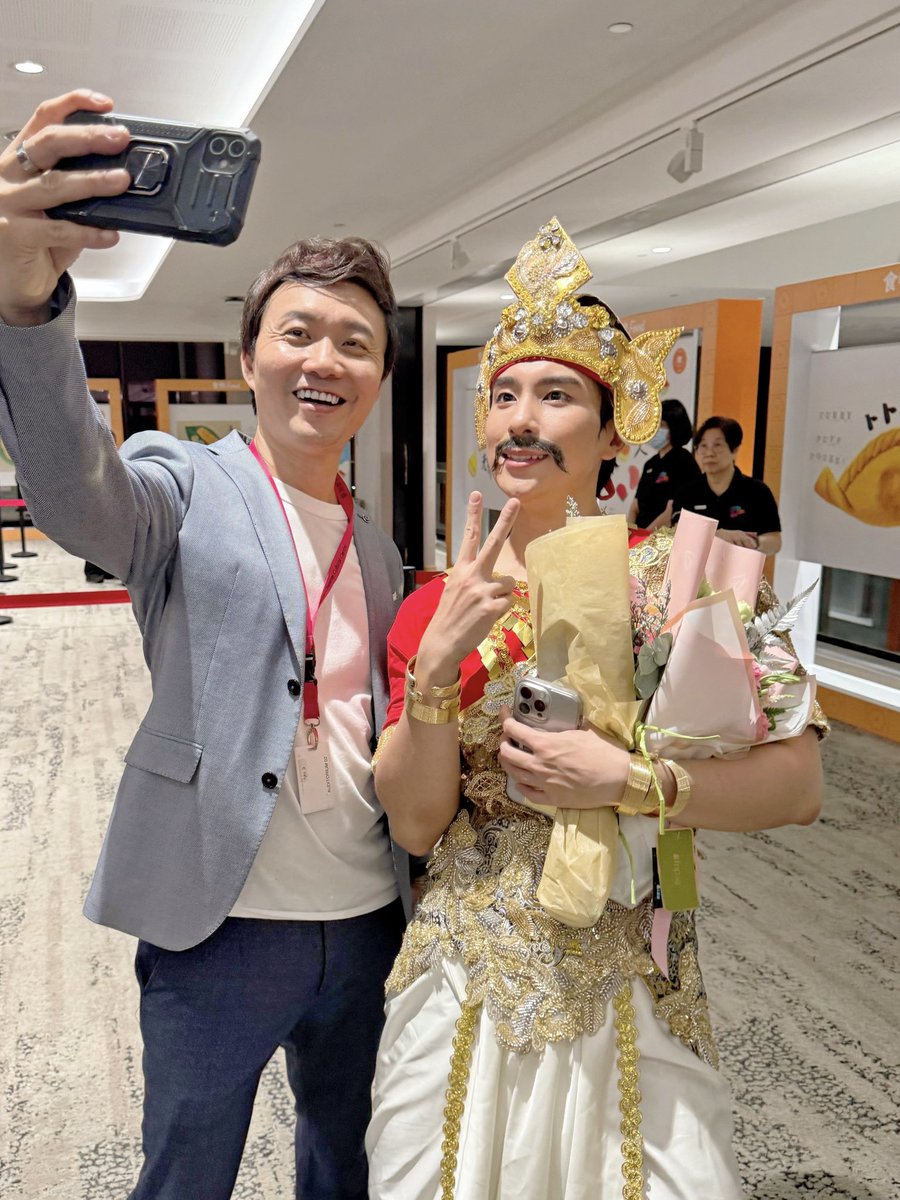 LawrenceHiew22's tweet photo. 第一次参与音乐剧
就如梁文福老师的词所说
“缘来就看到，时间刚刚好”
能在对的时间与大家一起演出真的是很棒的缘分
-
连台词都说不好的我
这几个月让老师们操心了
四场演出我已竭尽所能把最好的呈现出来
希望大家能感受到我和所有演员及团队们的用心❤️

#新游记 #JourneytoSingapura #梁文福 #音乐剧 https://t.co/M1tYIf6lXm