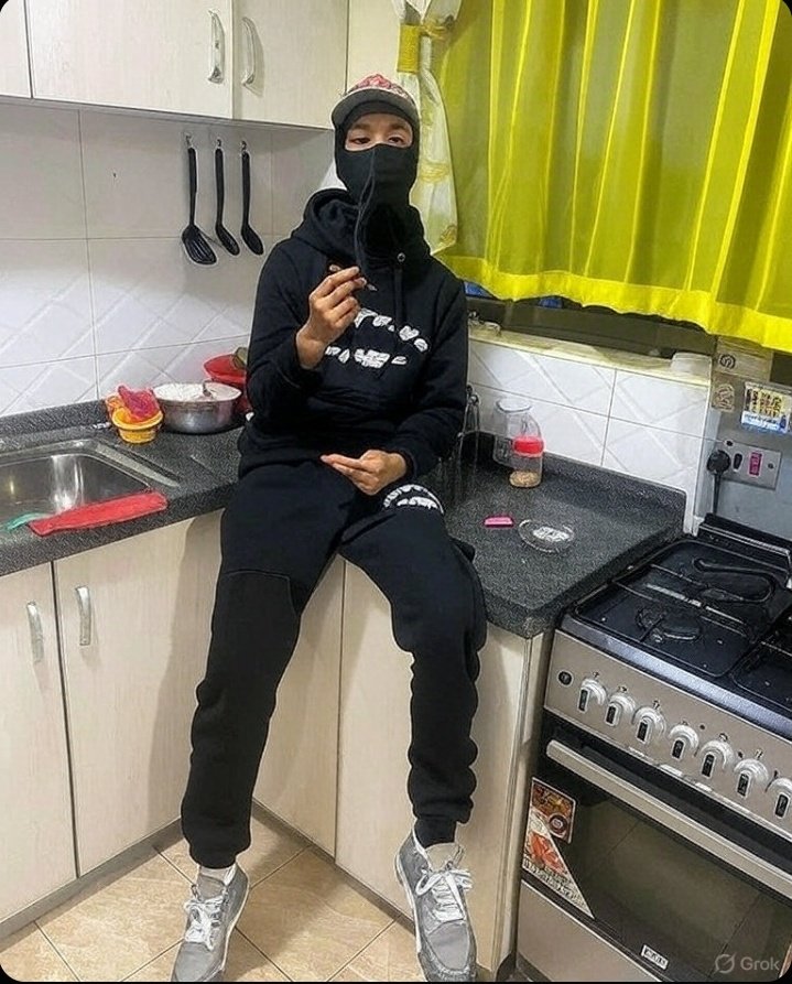 kenyasgossips's tweet image. UK rapper Tariq, was arrested and deported from Kenya; the detectives saw the curtains and oven and immediately knew he was in Kenya 🤔