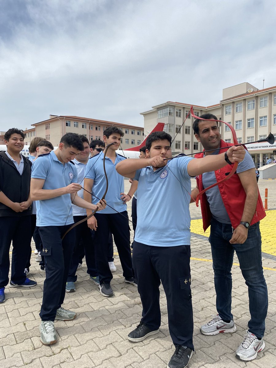 Gsb_AksuGM's tweet photo. Aksu Uçak Bakım Teknolojisi MTAL güzel yürekli öğrencileriyle, TBMM nin açılışının 105. yılını ve 23 Nisan Ulusal Egemenlik ve Çocuk Bayramı’nı birlikte kutladık🇹🇷

Geleceğe umutla bakmamızı sağlayan çocuklara ve bu anlamlı günü armağan eden Atatürk’e sonsuz teşekkürler! https://t.co/jKSict9ia1