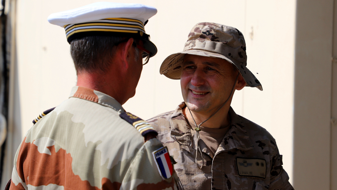 EMADmde's tweet image. Imposición de condecoraciones en el #DATOrión. Los aviadores de la 93º tripulación, tras cumplir su misión contra la piratería en 🇩🇯 en el marco de la #OperacionATALANTA, han recibido la Medalla al Servicio de la Política Común de Seguridad y Defensa #PCSD 🇪🇺. @EUNAVFOR