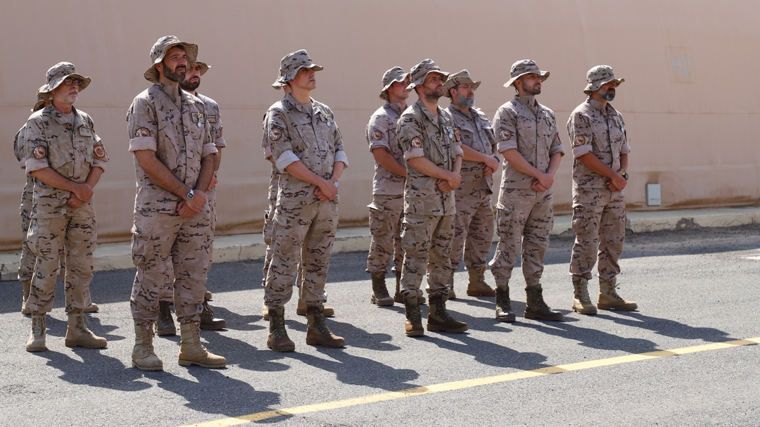 EMADmde's tweet image. Imposición de condecoraciones en el #DATOrión. Los aviadores de la 93º tripulación, tras cumplir su misión contra la piratería en 🇩🇯 en el marco de la #OperacionATALANTA, han recibido la Medalla al Servicio de la Política Común de Seguridad y Defensa #PCSD 🇪🇺. @EUNAVFOR