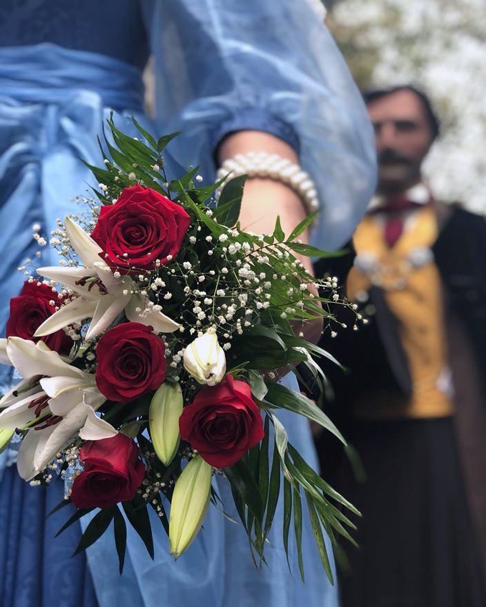 Un any més torna a florir l'esperit d'un poble que estima la seva llengua, defensa la cultura i viu amb passió la tradició. Que mai ens faltin llibres per pensar ni roses per estimar!
𝗕𝗢𝗡𝗔 𝗗𝗜𝗔𝗗𝗔 𝗗𝗘 𝗦𝗔𝗡𝗧 𝗝𝗢𝗥𝗗𝗜! 🌹🐲📚
#Gràcia #CulturaPopular #Gegants #SantJordi