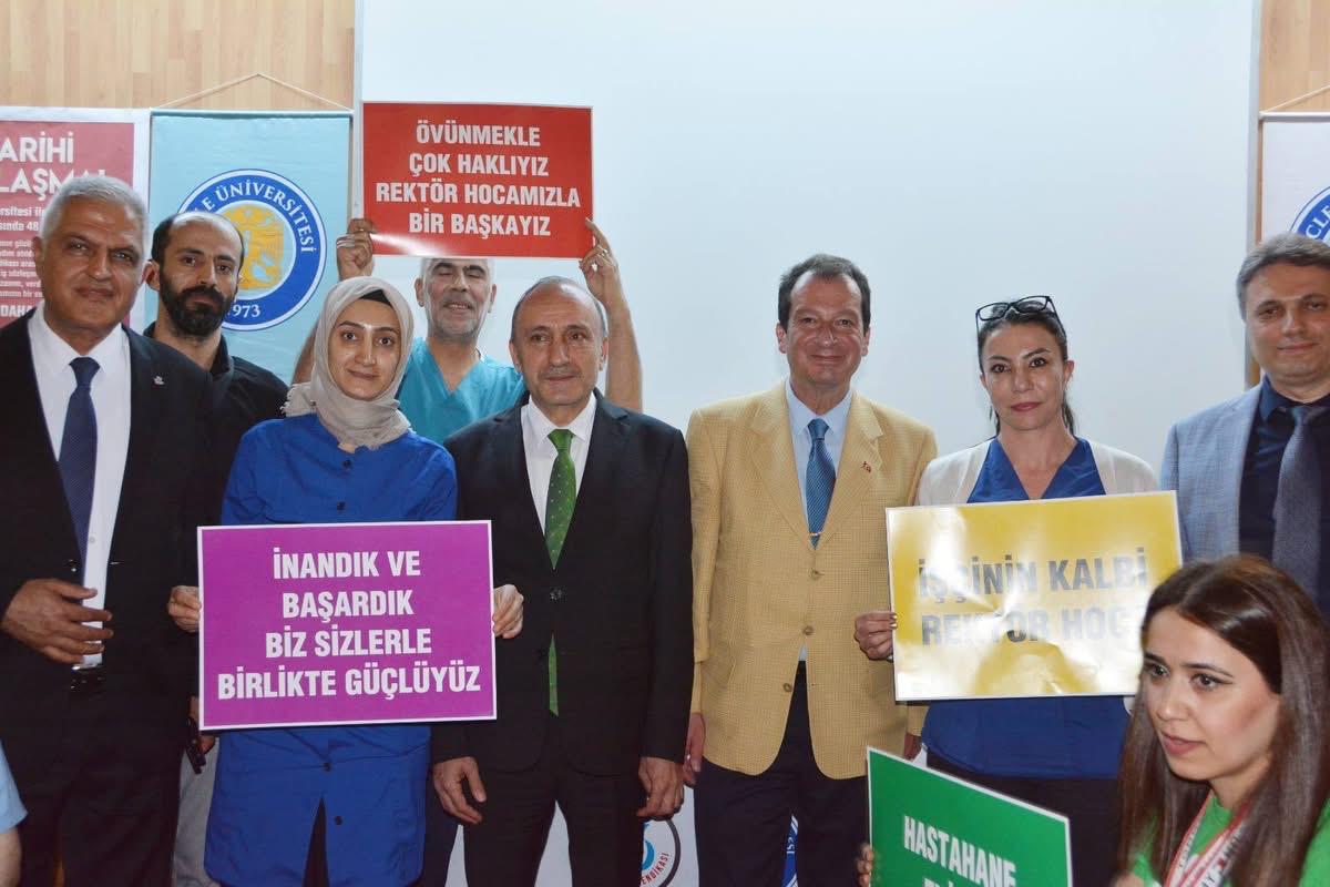 Diyarbakır Dicle Üniversitesi sağlık emekçileri adına bir süredir müzakereleri yürütülen toplu iş sözleşmesi görüşmelerimiz emekçilerimizin haklarını koruyacak ve daha iyi çalışma koşulları sağlayacak şekilde anlaşma ile sonuçlandı.

Süreç boyunca sağlık emekçilerinden yana tutum