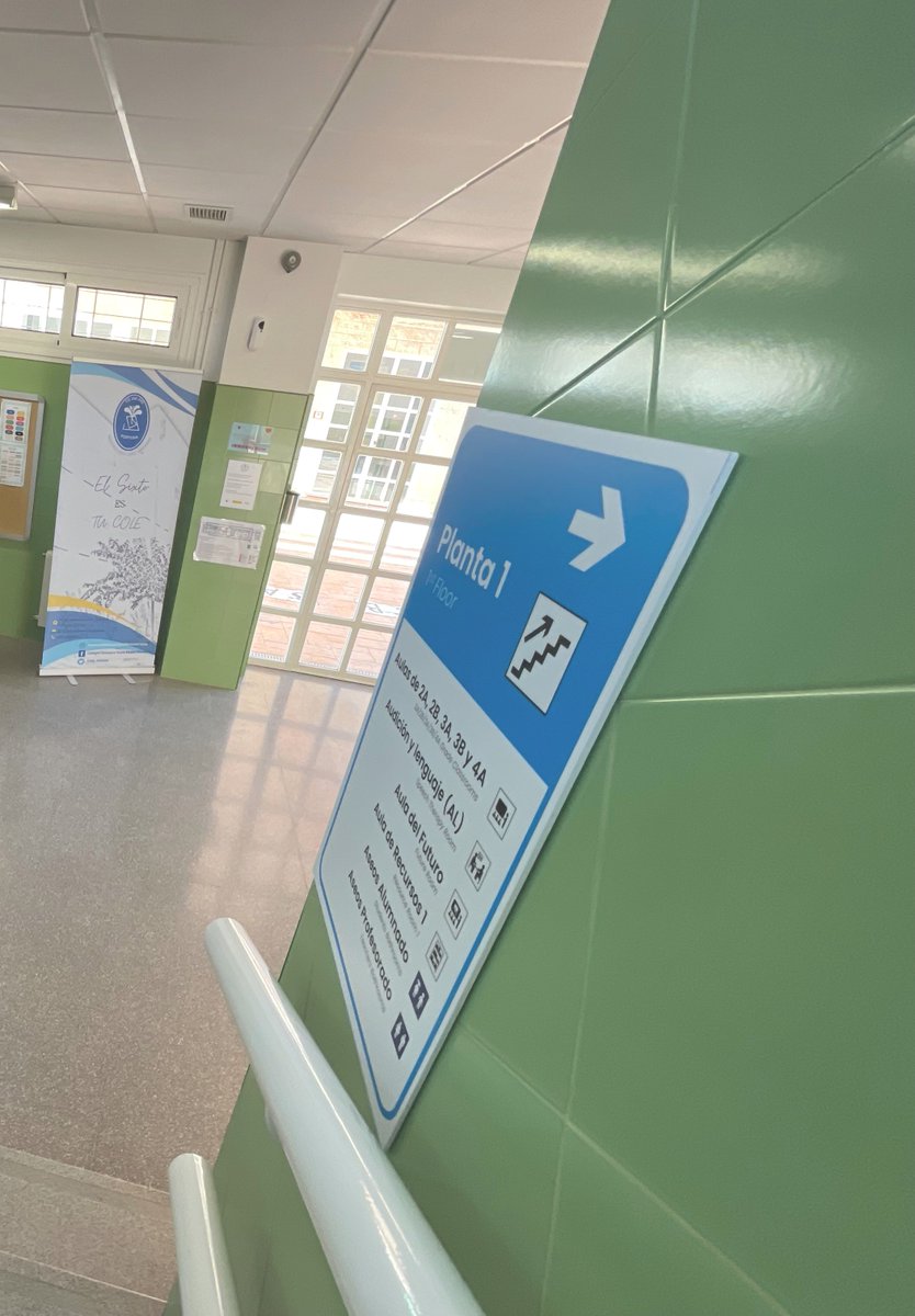 151 centros educativos de la #RegióndeMurcia contarán este curso con señalización para mejorar su accesibilidad.

Se instalan pictogramas unificados que combinan colores para que el alumnado pueda orientarse mejor por el centro y desplazarse con facilidad. 

El proyecto se inició