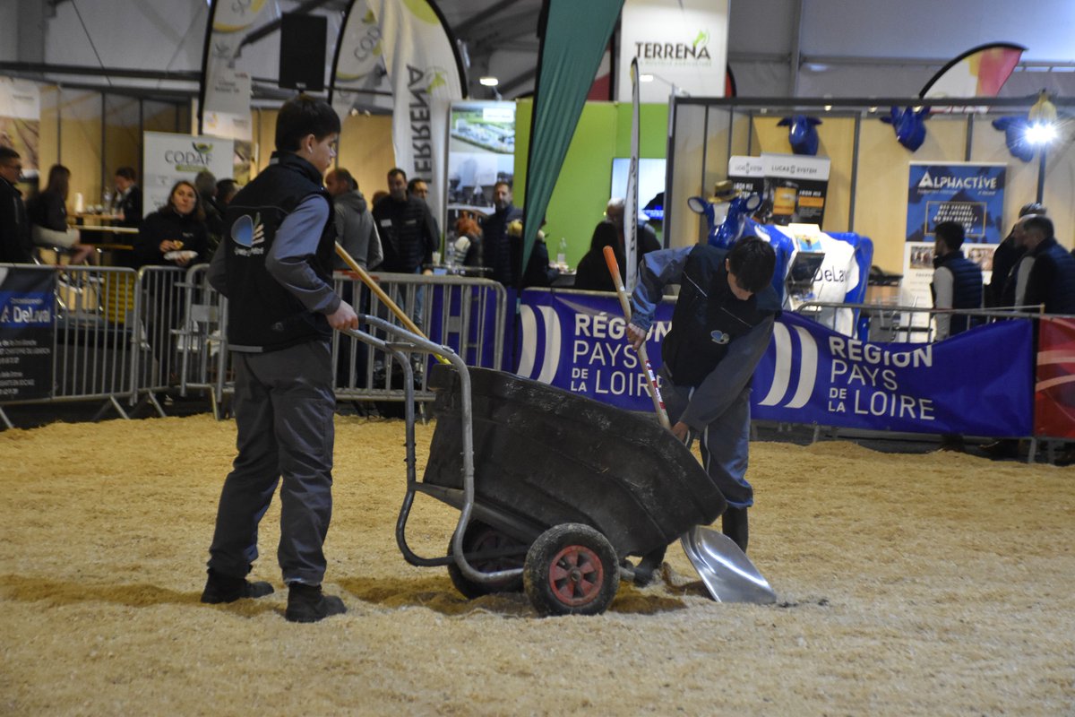 👩‍🌾 Jeunes en formation
Les jeunes en formation agricole assurent la logistique du salon avec sérieux et énergie. Une relève motivée qui impressionne 👏
#FilièreAgricole #JeunesAgriculteurs #TechElevage
