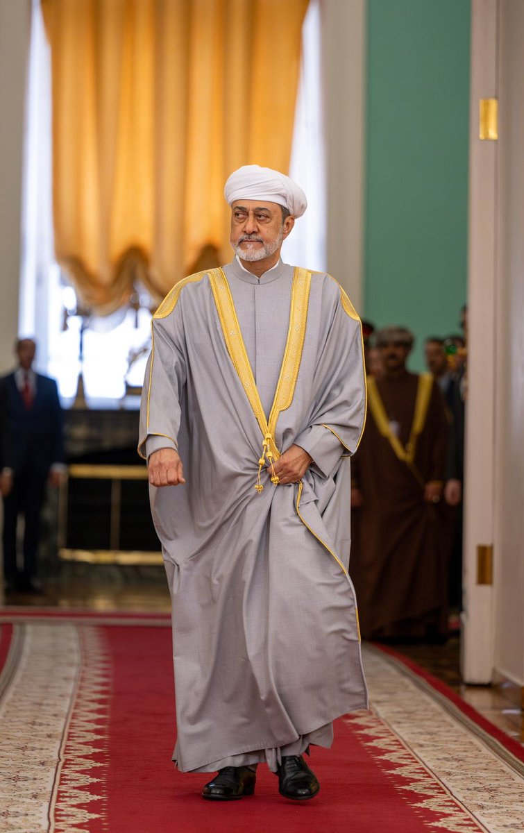 ليس عبورا سياسيا، بل لحظة تستنهض الوعي الجمعي، وتؤكد أن القيادة ليست غيابا في المكاتب واسترخاء على الكراسي الوثيرة، فكل خطوة يخطوها جلالة السلطان #هيثم_بن_طارق لسان صدق عن وطن لا ينفصل عن هموم شعبه وزيادة لأبعاد الثقة في قلوب تؤمن به أباً وقائدا. 
#السلطان_هيثم_يزور_روسيا