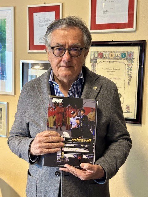 “Me siento honrado de que mis amigos españoles todavía se acuerden de mí.

Puedo decir que este es el mejor trabajo que se ha hecho sobre Minardi”.

Gian Carlo os manda un afectuoso saludo. A nosotros, por lo menos, nos ha alegrado el día con sus palabras. 🥹