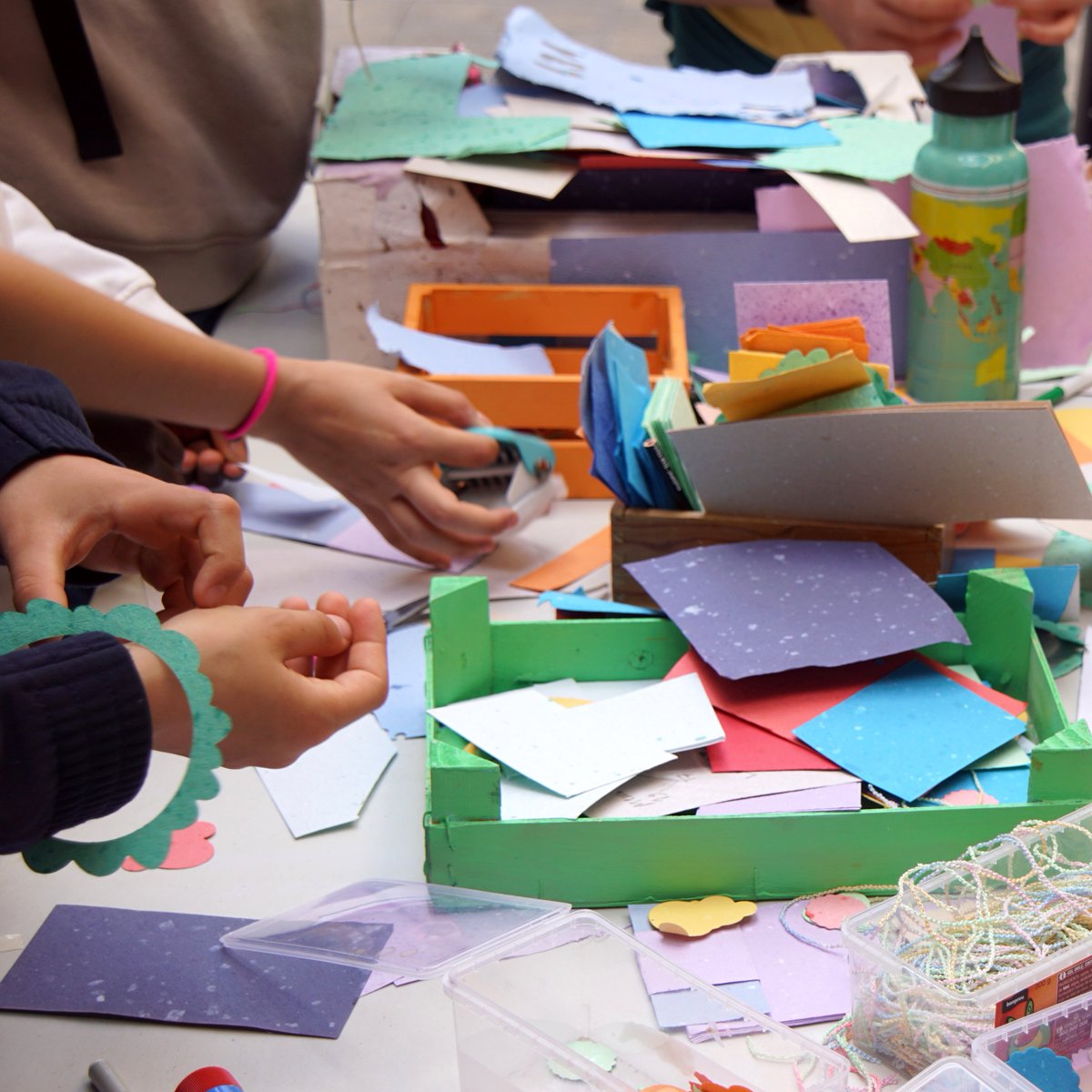 #SantJordi2025 Us esperem al Carrer Centre de #laGarriga. Fes el teu #puntdellibre amb #paperreciclat  #roses #llibretes #SantJordi