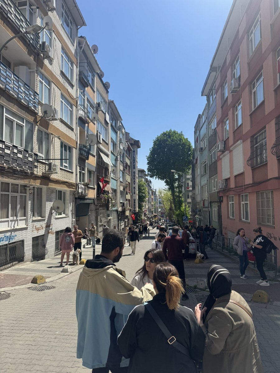 À Istanbul, tout le monde dans les rues après un tremblement de terre de 6.2 au large de la mer de Marmara. Des cadres tombés et plus de peur que de mal. Quelques pleures, quand même. Peut-être un rappel du séisme du 6 février 2023 et du risque qui pèse sur la mégalopole turque.
