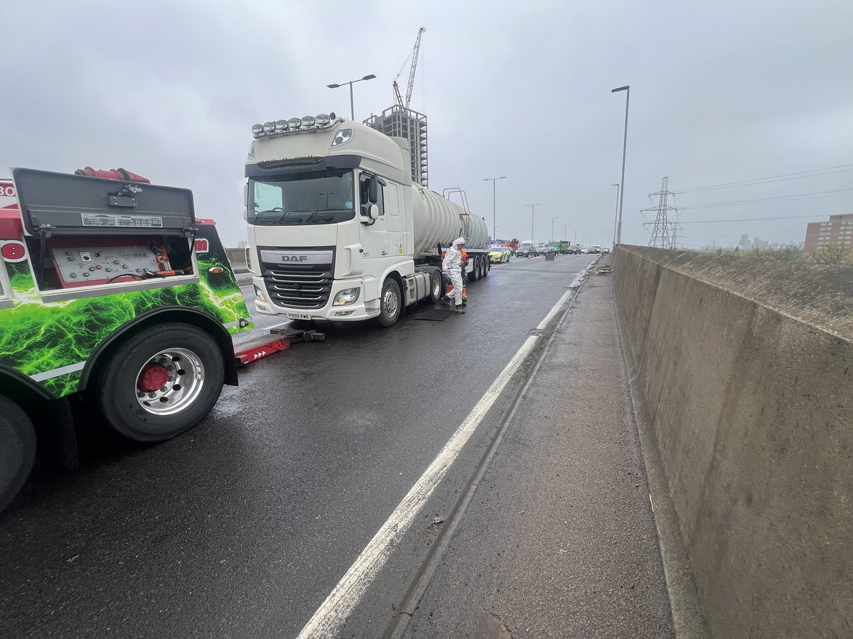 wickofwar83's tweet image. Avoid A406 n/b around the Ilford Hill area - long tail backs due to broken down HGV in lanes 1 &amp;amp; 2 #rtpc #metpolice #redbridge