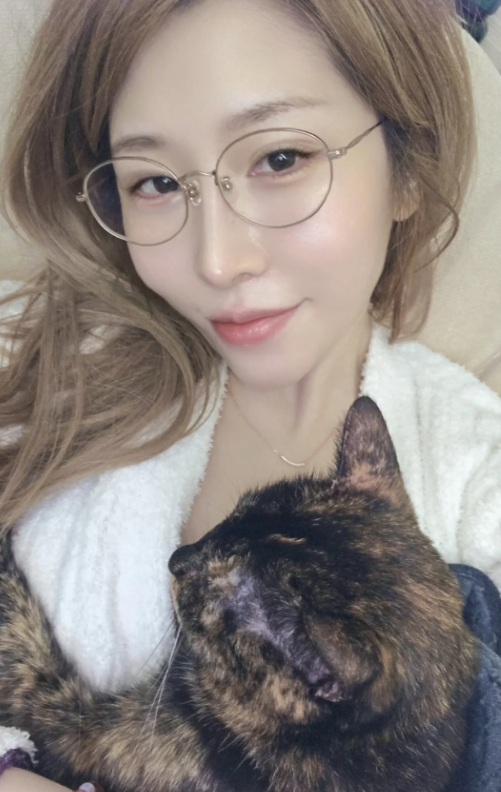 BornO87591's tweet photo. 有這麼撒嬌的貓貓嗎？
養過玳瑁花色的都說特別撒嬌黏人 真的完全不用懷疑 我家這隻只要我在家 就可以趴在我身上一整天 台灣夏天很熱的時候也一樣📷📷📷 #家有萌宠 #爱猫 #台湾 #台湾生活 #台湾人 #猫 #猫咪日常   #高雄 https://t.co/FkKlwOhrg9