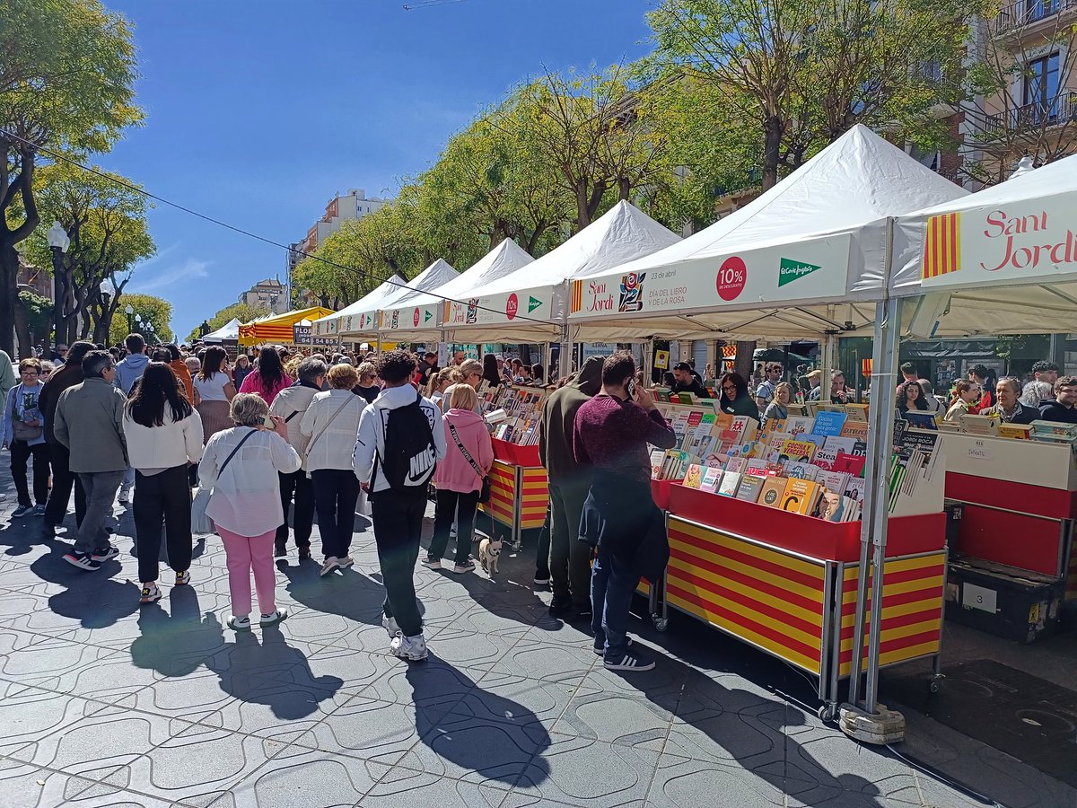 TGNAjuntament's tweet photo. #SantJordiTGN | 🌹📚 Tarragona torna a vibrar amb l’energia de Sant Jordi! La Rambla Nova es converteix en un riu de gent, llibres i roses, en una jornada intensa i emotiva que sempre deixa moments per recordar. 

@TGNcultura https://t.co/YWnBQrXn6o