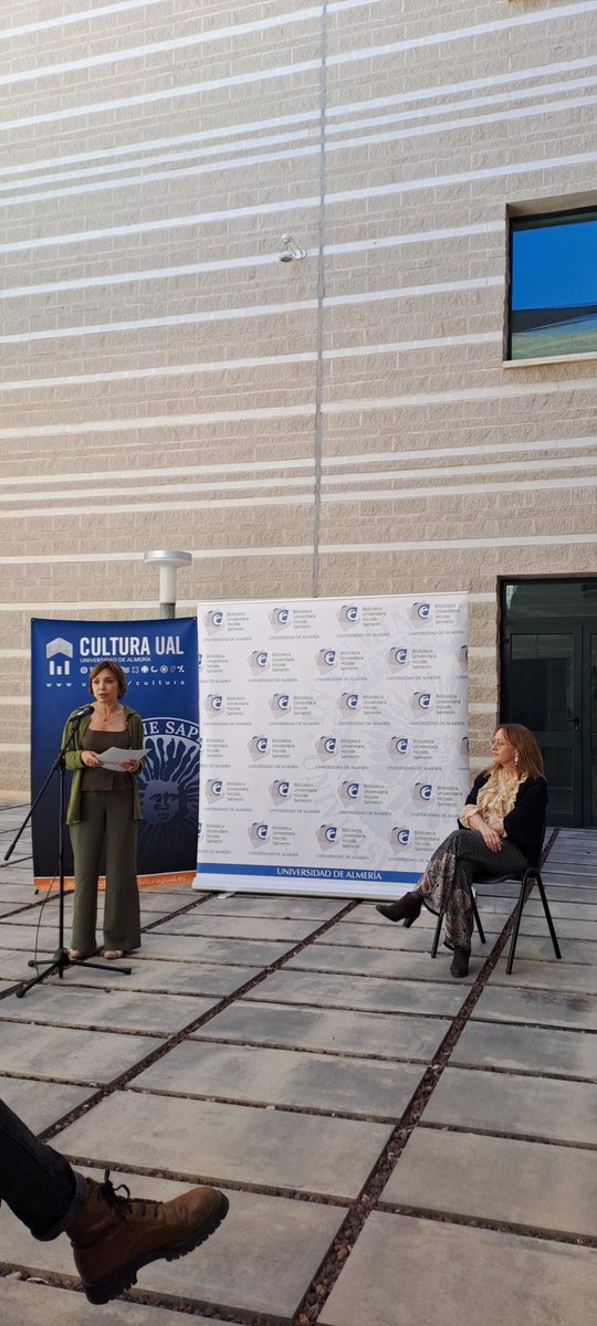 Nuestra compañera recibiendo el premio de microrrelatos de la UAL