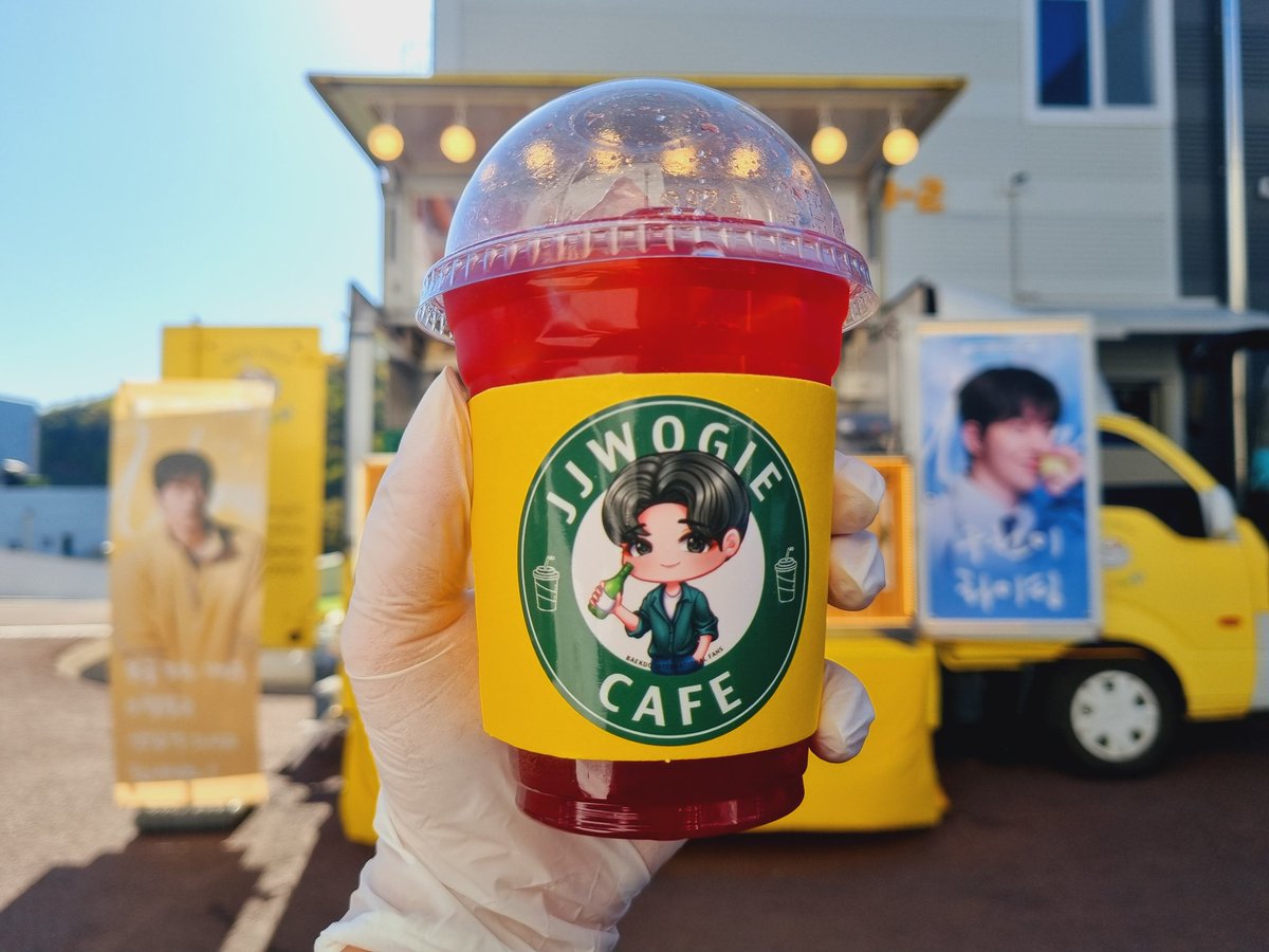 Baekdointl's tweet photo. [𝑱𝑱𝑾𝑶𝑮𝑰𝑬 𝑪𝑨𝑭𝑬 𝑶𝑷𝑬𝑵]

After a long-awaited moment, the day has finally come!

JJWOGIE CAFE is here, full of warmth, love, and support for #NamJooHyuk. Cheering on his latest drama #EastPalace with all our hearts 💙💚

#JJWOGIE_CAFE #NamJooHyuk #Baekdointl https://t.co/wadkoSJ6Kd