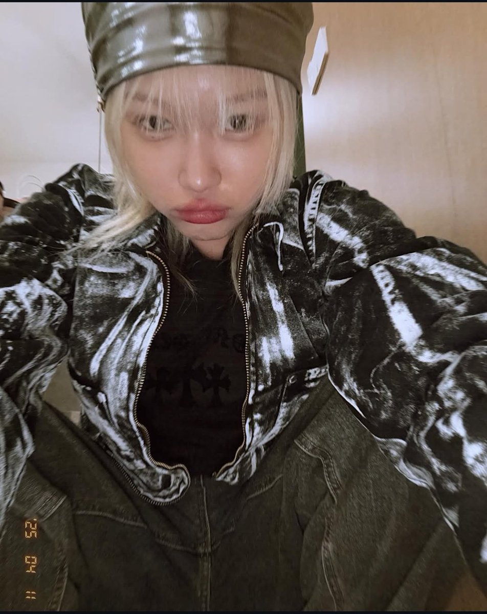 C0CKCRACK3R's tweet photo. ˗ˏˋ   ˎˊ˗
#MAXXTAGRAM #DAILY_WAY

: ̗̀➛ i am on the floor. Its very nice, clean comfy and gives me just enough coldness to not melt https://t.co/67l9jABVEy