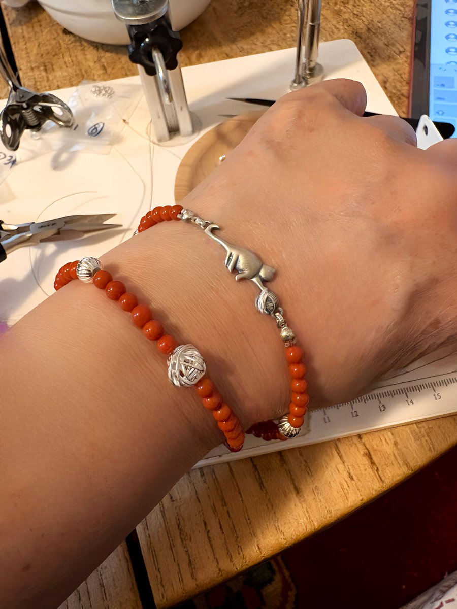 shirlywang's tweet photo. ねこちゃんがボールを追いかける体のブレスレット。素材は保山南紅とSV925。これは自分用。Creemaにはもっとかわいい邪悪なねこちゃんブレスを出す予定。いつになるかわからないけどネコスキーさんは気長に待ってて。 https://t.co/lHYqsV0Ngm
