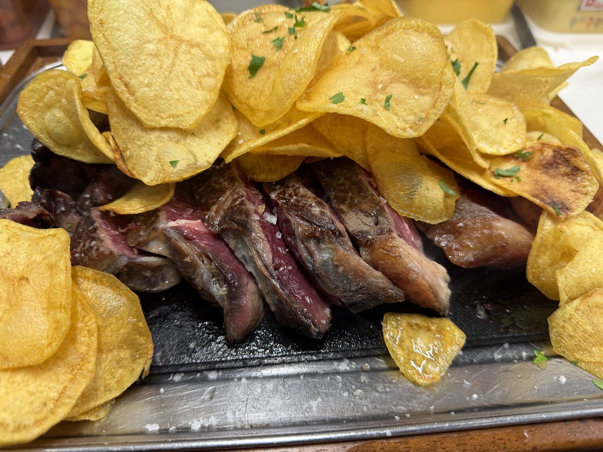 La fiorentina di manzo con le nostre patate chips servita su piastra calda 🥩

#piccoloarancio #foodporn #Roma