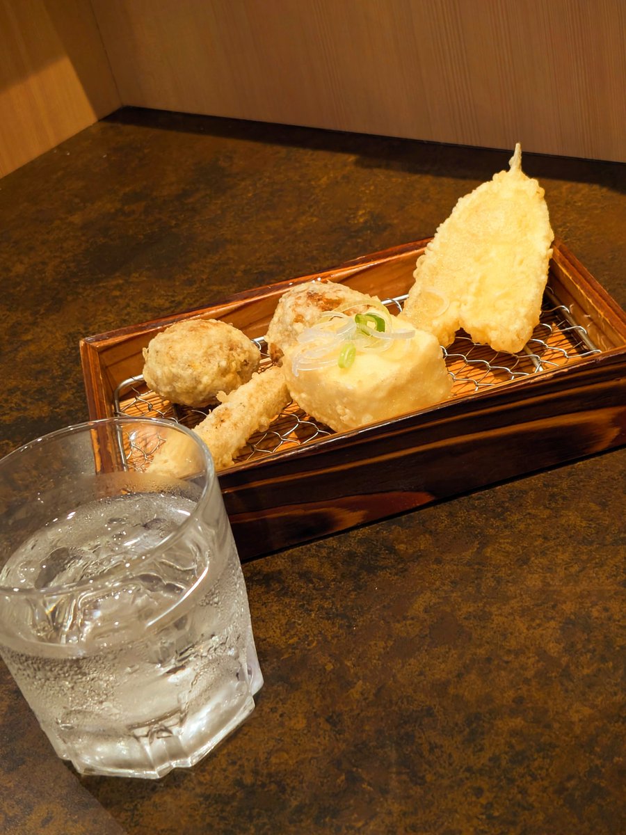 今日の一皿
天ぷら　型無虎南　
キス天　馬つくね天　豆腐天　新牛蒡天
芋焼酎　黒霧島（宮崎）
#美女 #グルメ #天ぷら #ニューハーフ好きと繋がりたい