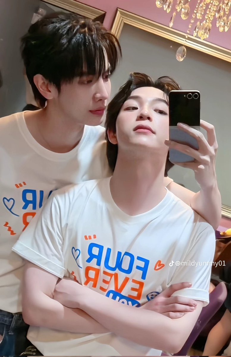 เพราะว่าเธอคือดวงใจ
เป็นดั่งความหวังและเป็นลมหายใจ
จะโอบกอดเธอแม้วันจะเปลี่ยนไป
แต่ฉันไม่เปลี่ยนใจ

เพราะว่าเธอคือดวงใจ
ถ้าเหนื่อยมากไปและไม่ว่าเมื่อไร
อย่างน้อยให้รู้ตรงนี้ยังมีฉันคอยห่วงใย
ให้เธอแนบอิงซบไหล่ เพราะเธอคือดวงใจ

#แม็กกี้บาส #maxkybas 
#6CODEรักแม็กกี้บาส