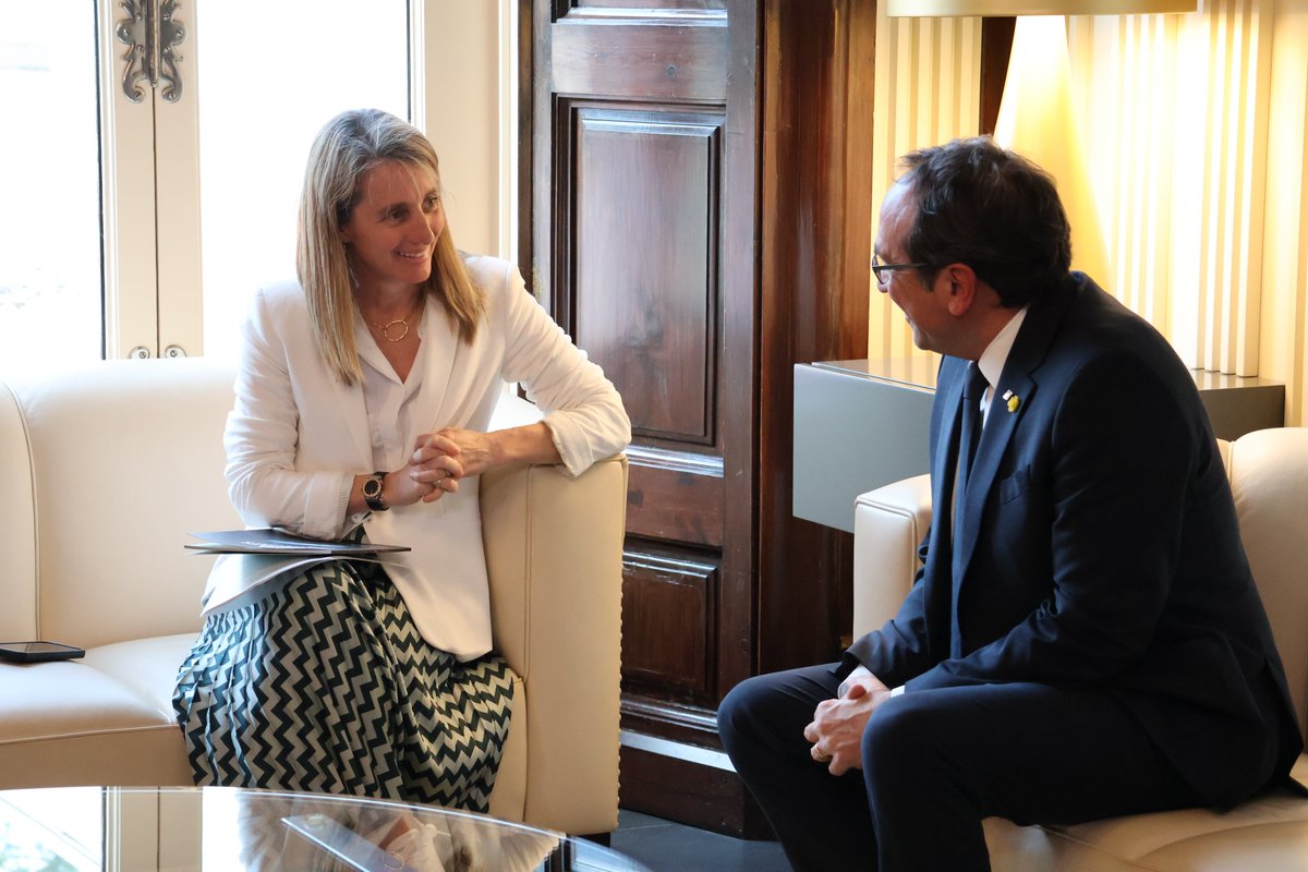 El M. Hble. president del <a href="/parlamentcat/">Parlament de Catalunya</a>, <a href="/joseprull/">Josep Rull i Andreu</a>, rep el Grup de Treball de la Llei de Mecenatge, que li ha transmès el compromís ferm de les prop de 200 entitats socials, culturals i de recerca que reclamen la necessària Llei de Mecenatge de Catalunya.
#PlataformapelMecenatge