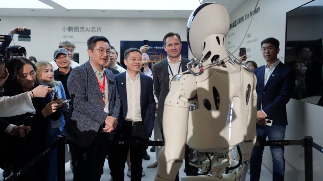 Crowds surged at #XPENG booth at #AutoShanghai2025! <a href="/brianxpeng/">Brian Gu</a> welcomed the French delegation led by former PM Jean-Pierre Raffarin, before joining <a href="/xiaopenghexpeng/">Xiaopeng He</a> and Volkswagen CEO @ThomasSchäfer in exploring XPENG's robotics innovation. $XPEV