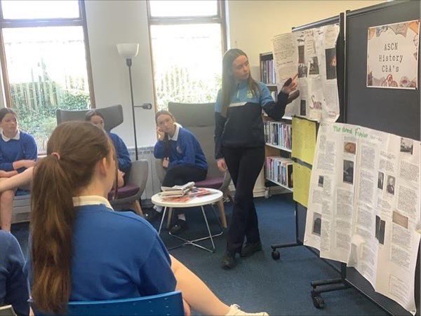 Big thanks to the amazing students from Scoil Phroinsiais Naofa &amp; Scoil Bhríde for visiting Clara Library! 👏 Special shoutout to Blanca, Szymon, Clódagh, Genevieve &amp; Annalie for sharing their history CBAs &amp; life at Ard Scoil Chiaráin. Thanks to Mr. Colbert &amp; Ms. Feeney too! 📚✨