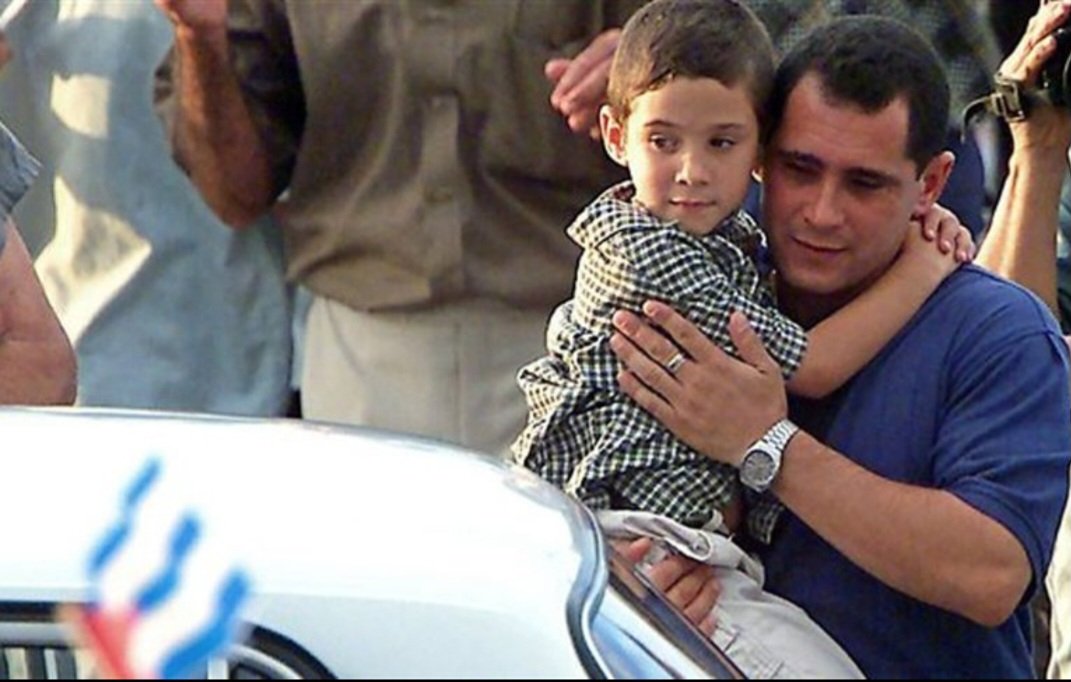 Hace 25 años Elián González y su padre se reencontraron, tras operativo federal que rescató al niño de sus secuestradores.

Batalla por su libertad, liderada por Comandante en Jefe Fidel Castro, mostró la unidad popular en #Cuba ante desafíos provocados por políticos anticubanos.