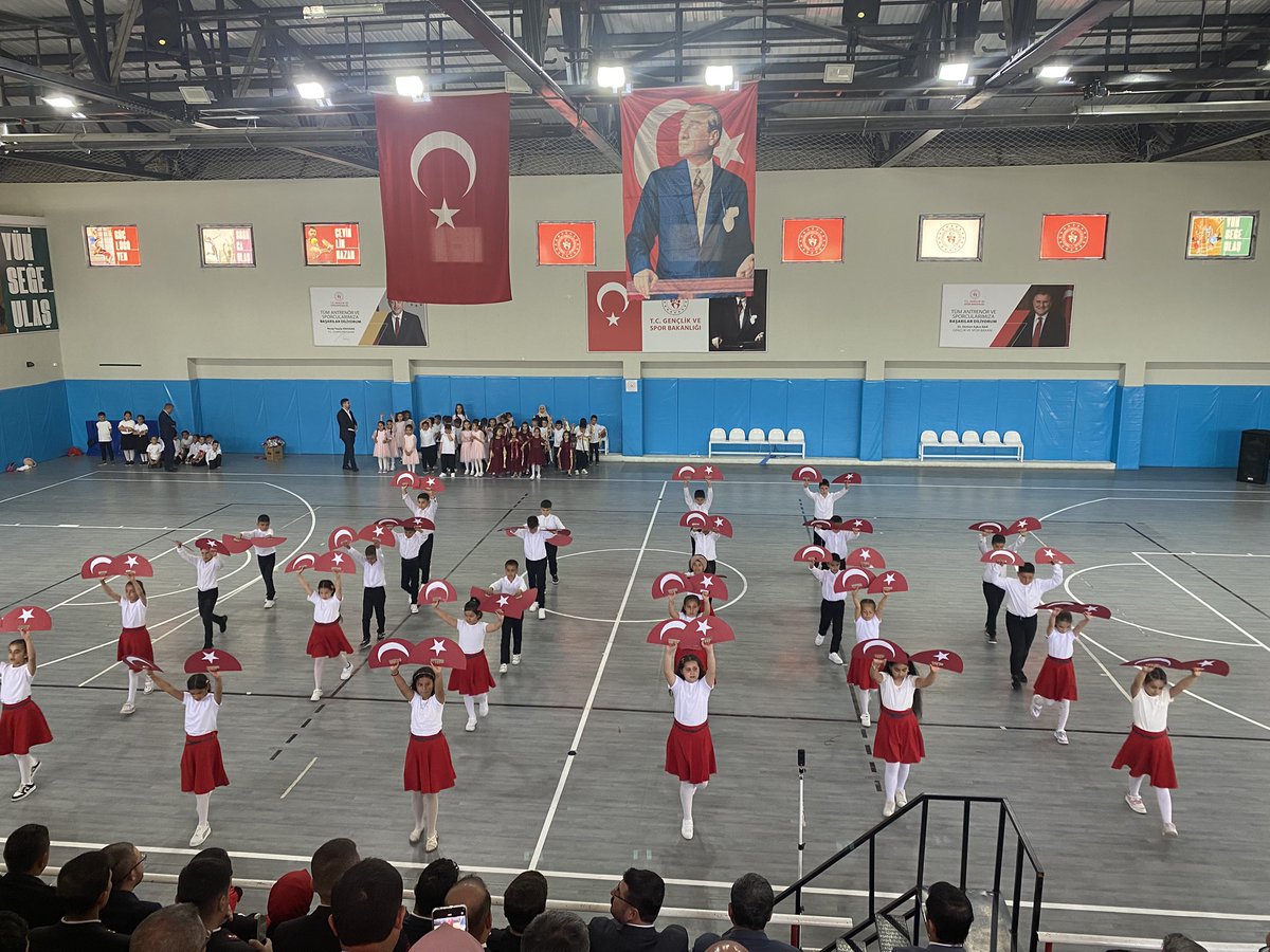 GSB_CeritGM's tweet photo. “Küçük hanımlar, Küçük beyler! 
Sizler hepiniz geleceğin bir gülü, yıldızı ve ikbal ışığısınız.” 🇹🇷
-Mustafa Kemal Atatürk

23 Nisan Ulusal Egemenlik ve Çocuk Bayramımız salonumuzda coşkuyla kutlandı. 🇹🇷 🎈☺️

#23Nisan #gsb #çağlayanceritgençlikmerkezi https://t.co/PTeqUm4I2U