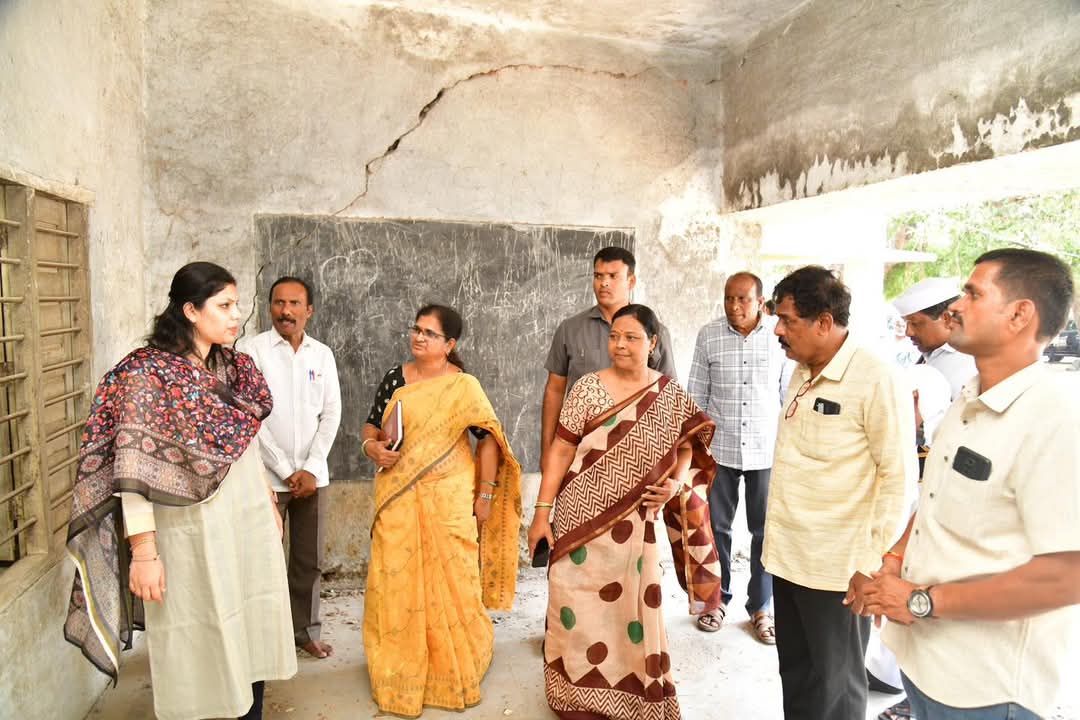 రామడుగులోని భవిత కేంద్రాన్ని జిల్లా కలెక్టర్<a href="/PamelaSatpathy/">Pamela Satpathy</a> గారు సందర్శించారు.దివ్యాంగ విద్యార్థులతో ముచ్చటించారు.విద్యార్థుల డైరీని పరిశీలించారు.రికార్డు తనిఖీ చేశారు.భవిత కేంద్రాలకు కావలసిన సౌకర్యాలు సమకూరుస్తామని తెలిపారు. సిబ్బంది వివరాలను బోర్డులో ప్రదర్శించాలని ఆదేశించారు.