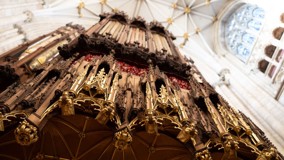 York_Minster's tweet photo. 🪽Have you noticed the angels that adorn the Quire, suspended from intricate carvings beneath the organ?
🐭Have you found any adorable wooden mice, carved by Robert 'mousey' Thompson?
🐦 Have you spotted our tiny wren, chasing a spider through a 15th century stained glass window? https://t.co/nYzLZwdi2N