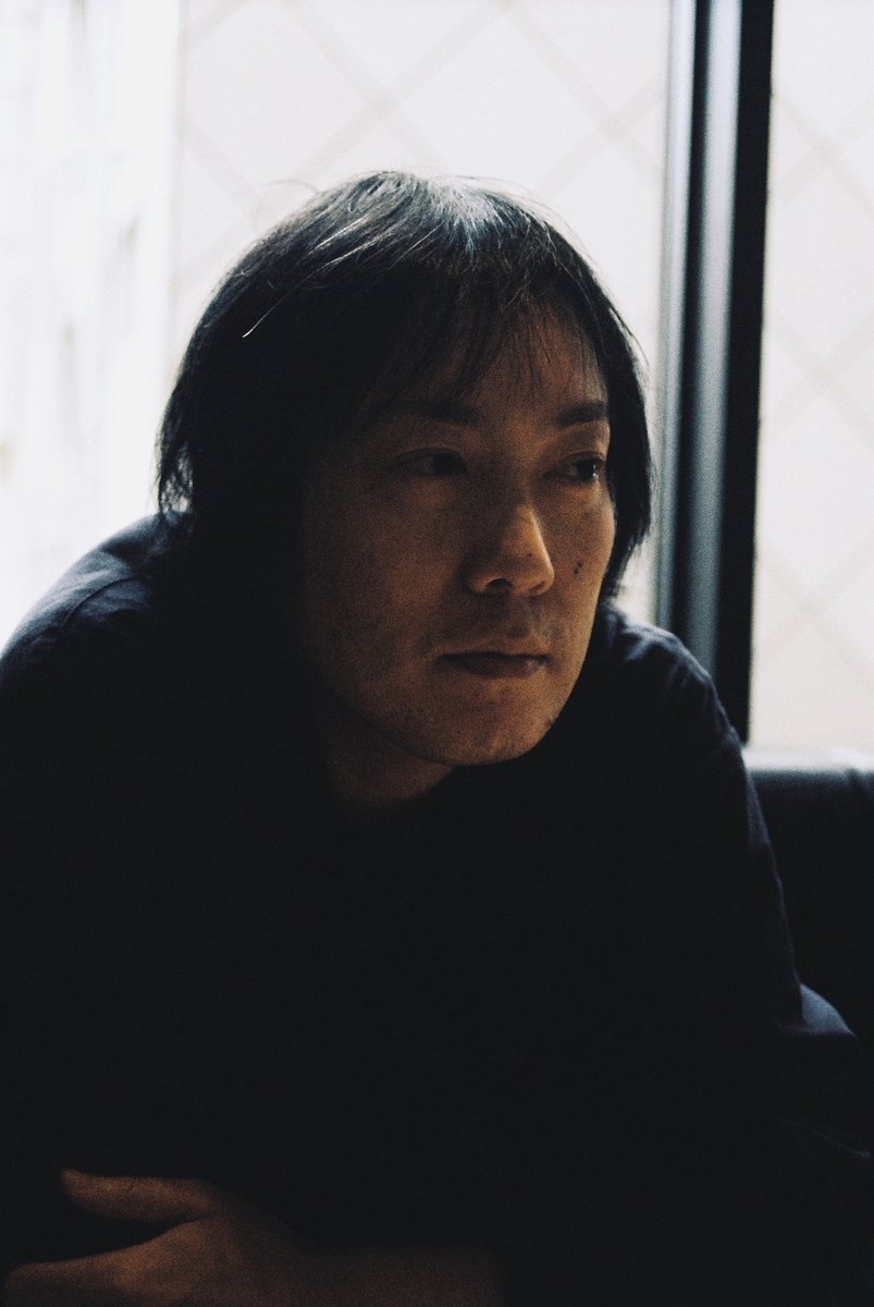 明日4月27日（日）の #onej
「9時の純喫茶☕」のゲストは…

神奈川県のご出身
小説家・燃え殻さん🖊

映像化、舞台化が相次ぐ
いま注目の小説家がONE-Jに登場‼
どうぞお楽しみに🥰
燃え殻さんあての一行質問はonej@onej.jpまで✉