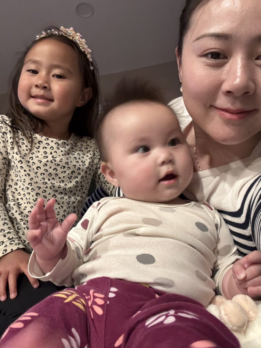 凌晨两点被老三哭醒了，起来投喂完换完尿不湿，一整套动作下来，已经是三点半了。习惯性的去隔壁房间给老大和小老二盖被子，发现……老二不烧了，老大又开始发烧了🤒🫠🫠🫠🫠🫠🫠默默在老大身边躺下，默默编辑起了明天给学习请假的message.